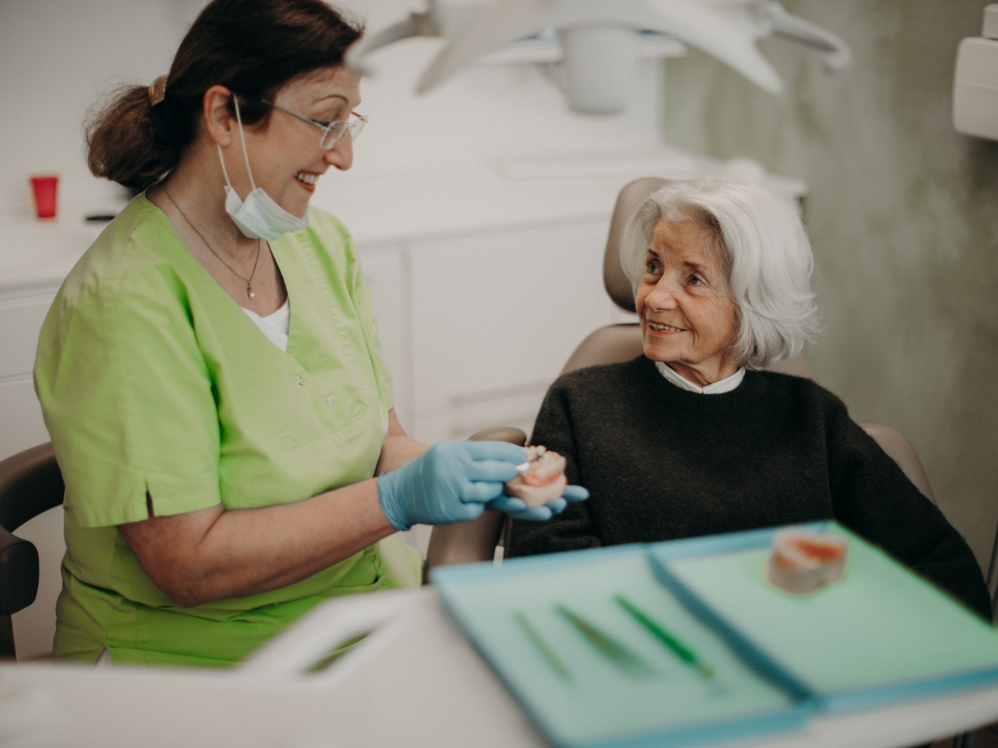 Älterer Patient bekommt vom Zahnarzt etwas erklärt in der Zahnarztpraxis Schnutenwerk in Kempen