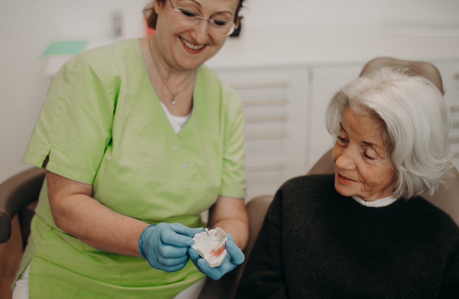 Älterer Patient bekommt vom Zahnarzt etwas erklärt in der Zahnarztpraxis Schnutenwerk in Kempen