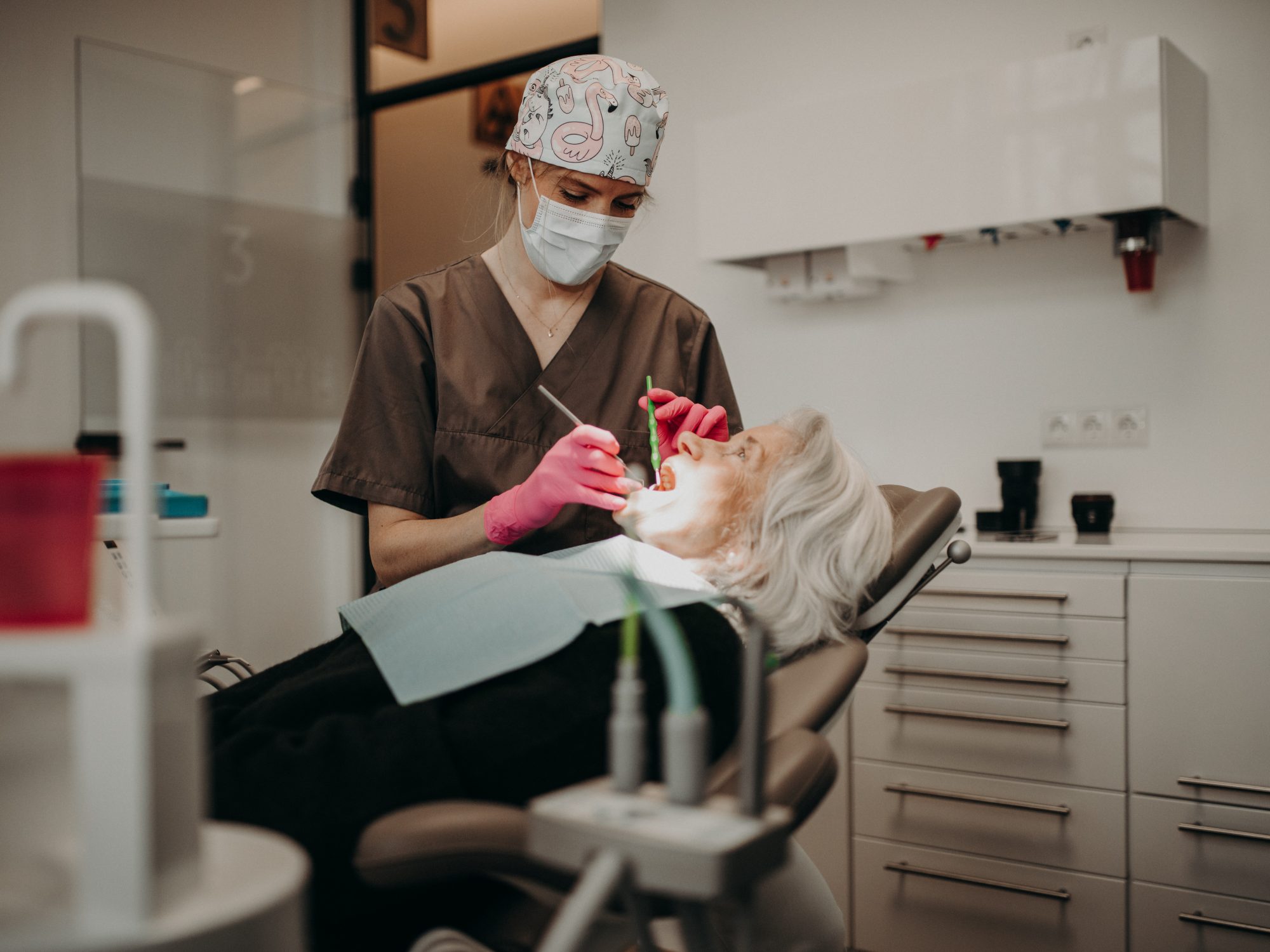 Patient wird von Zahnarzt behandelt in der Zahnarztpraxis Schnutenwerk in Kempen