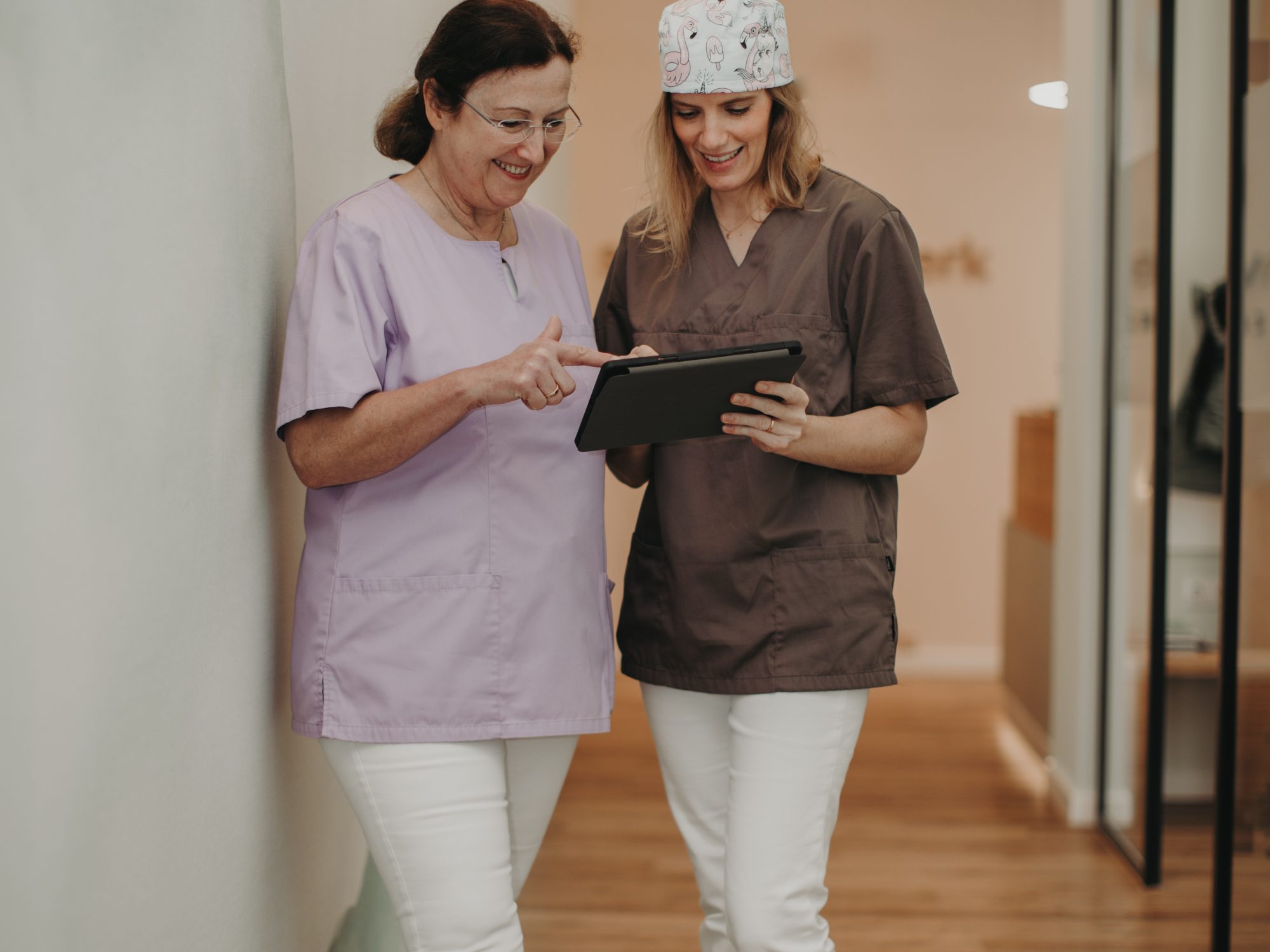 Zwei Zahnärzte besprechen einen Patienten Fall im Flur der Zahnarztpraxis Schnutenwerk in Kempen